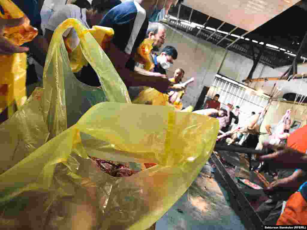 Мал базардын жанындагы касапкана. Бул жерде малдын эти бөлүштүрүлөт.