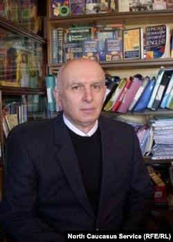 Георгий Анчабадзе, потомкок древнего абхазского аристократического рода Ачба, а его отец, Зураб Анчабадзе – один из основоположников абхазской исторической школы