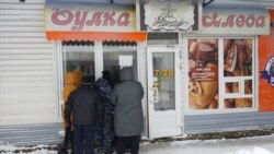 Керчане покупают хлеб в небольшом продуктовом магазине, 19 февраля 2021 года