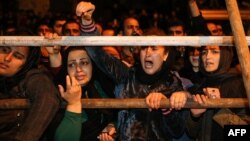 تماشاگران یکی از اعدام‌ها در ملاء عام در ایران