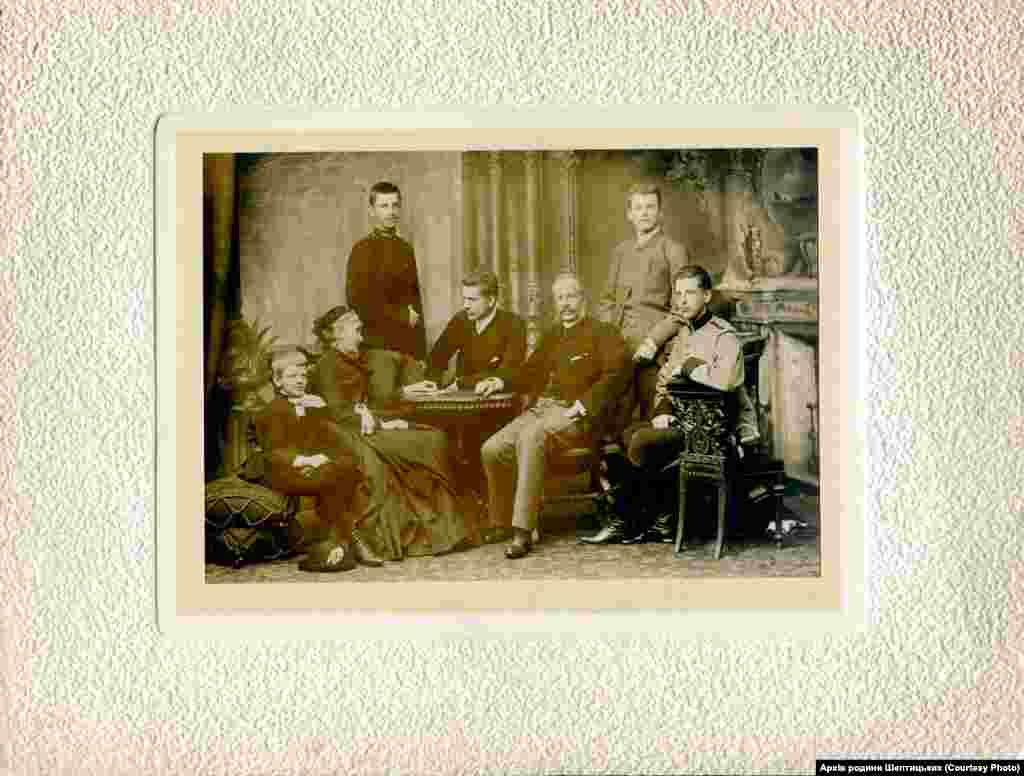 Сім&rsquo;я Шептицьких: графиня Софія Шептицька (уроджена Фредро), Леон біля матері, Станіслав, поруч сидить Роман (майбутній митрополит Андрей Шептицький), поза батьковими плечима &ndash; Казимир і Олександр, який сидить біля батька Яна-Кантія. Краків, 1887 року. Фото з колекції &laquo;Archiwum Szeptyckich&raquo; (Власність &laquo;Fundacji Rodu Szeptyckich&raquo;)