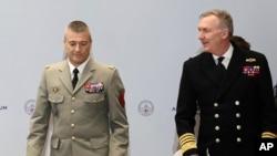 Начальники штабов Вооруженных сил Франции Тьерри Бурхар (слева) и Великобритании Тони Радакин
