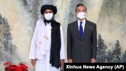 Один из лидеров Талибан Мулла Абдул Гани Барадар с главой МИД Китая Ван И. 2021 год