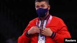 Акжол Махмудов.