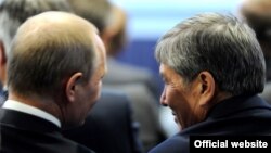 Президенты РФ и КР на Санкт-Петербургском экономическом форуме, 21 июня 2012 года.