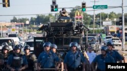 Полициянын  атайын бөлүгү Фергюсондун көчөлөрүндө. 13-август, 2014-жыл. 