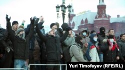 Время сейчас, по их мнению, смутное, переходное, мало того, что надо интегрироваться и объявлять страну многонациональной, так еще повсюду не платят налоги, денег на образование не хватает, процветает коррупция, и творится беззаконие