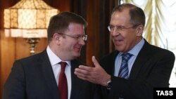 Конфликт между Давидом Санакоевым и «Единой Осетией» может разрешиться во время запланированной на следующей неделе поездки министра иностранных дел с президентом РЮО в Москву для подписания договора о союзничестве с Россией