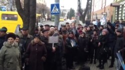 У Луцьку прокурорів провели на роботу пікетувальники з портретами Януковича