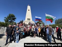 Хора с георгиевски ленти и снимки на загинали във Втората световна война близки