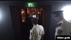 Ոստիկաններն այցելում են երևանյան փաբեր, լուսանկարը՝ ոստիկանության տեսանյութի 