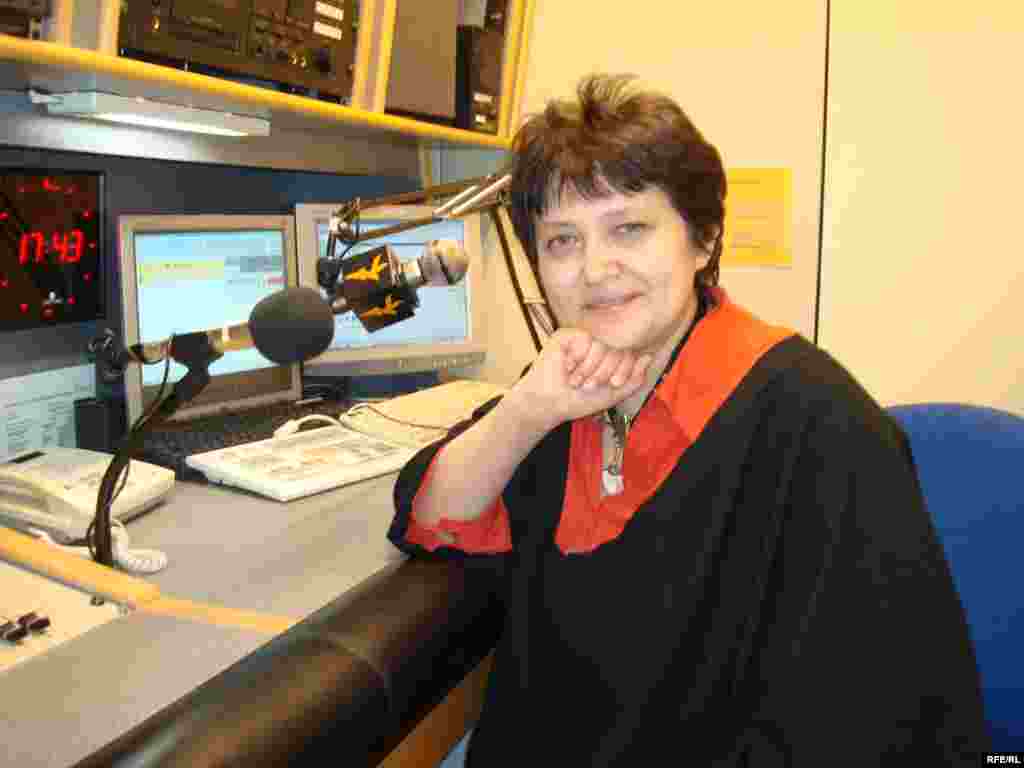 Жәмилә Стехликова Азаттық радиосының студиясында  - Kazakhstan/Czech Republic- Former Minister On Human Rights Of Minority Groups Zhamila Stehlikova In The Studio Of RFE/RL, Giving Interview For Azattyq, Kazakh Service