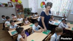 Armenia -- The new school year begins on the Day of Knowledge - September 1, Yerevan, 01Sep2016
