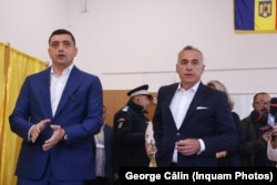 Candidatul AUR la președinția României, George Simion, a votat împreună cu fostul candidat independent Călin Georgescu la o secție de vot din Mogoșoiaia.
