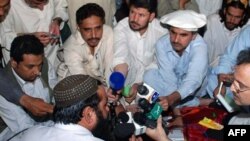 بیت‌الله محسود در حال مصاحبه در وزیرستان جنوبی در سال گذشته