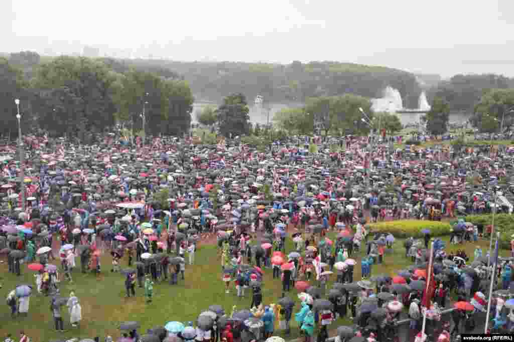 Людзі ў парку Перамогі, побач з Палацам Незалежнасьці