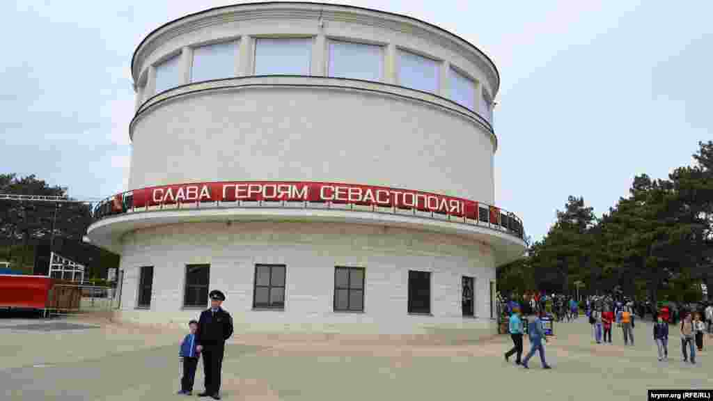  Tarihiy temaşadan evel &quot;1944 senesi mayıs 7-sinde Sapun dağınıñ ücümi&quot; dioramasını baqmaq mümkün edi. 