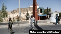 Afghan security forces keep watch at a checkpoint in Maidan Wardak Province. (file photo)
