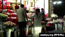 Алматының Тастақ базарындағы гүл саудасы