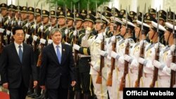Во время официального визита Алмазбека Атамбаева в Китай, Пекин, 7 июня 2012 года.