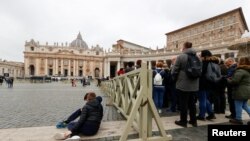 Чарга вернікаў, якія прыйшлі разьвітацца з папам Бэнэдыктам у саборы Сьвятога Пятра ў Ватыкане, 2 студзеня 2023 