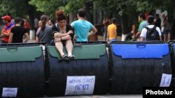 Демонстранти блокують проспект Баграмяна в Єревані сміттєвими баками, 25 червня 2015 року