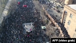 Еревандагы премьер Н.Пашинянга каршы нааразылык жыйыны. 2021-жылдын 27-февралы.