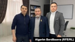 Солдон оңго: Депутат Марлен Маматалиев, мугалим Токтожума Стаханов жана активист Нурсултан Кубанов. 