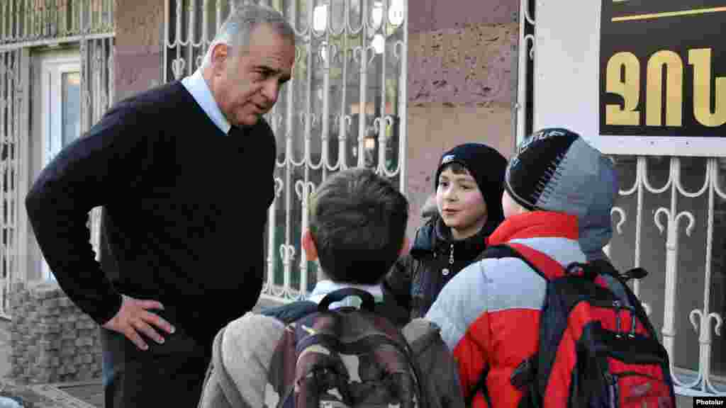Armenia - Opposition presidential candidate Raffi Hovannisian campaigns in Yerevan, 22Jan2013.