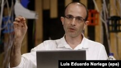 یووال نوح هراری نویسنده کتاب‌های پرفروشی است چون «انسان خردمند؛ تاریخ مختصر بشر» و «انسان خداگونه؛ تاریخ مختصر فردا»