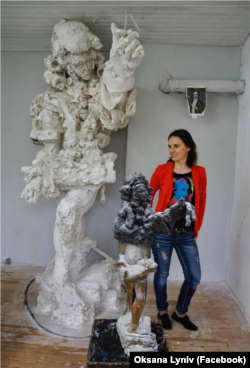 Диригентка Оксана Линів біля проєкту пам’ятника Францу Ксаверу Моцарту