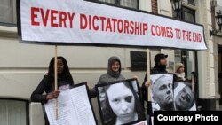 Ля будынку пасольства Беларусі ў Гаазе