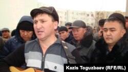 Қазақ барды Жанат Есентаев маңғыстаулық ереуілші мұнайшыларға шығарған әнін орындап тұр. Ақтау, 23 желтоқсан 2011 ж.