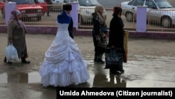 Умида Аҳмедова Тошкентдаги бозорларнинг бирининг ҳудудида олган сурат. Архив.