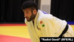 Комроншои Устопириён