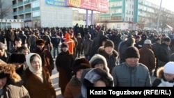 Жители города Актау, вышедшие на центральную площадь города в знак солидарности с бастующими Жанаозена. Актау, 18 декабря 2011 года.