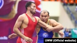 Кыргызстандык Жанарбек Кенжеев менен өзбекстандык Мухаммадали Шамсиддиновдун Азия чемпиондугундагы таймашы. 18-февраль, 2016-ж.