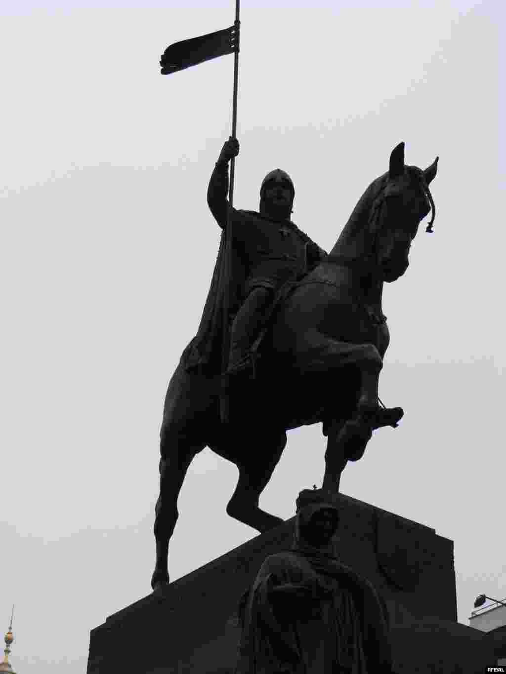  Алаңның ең биік нүктесінде - Әулие Вацлав ескерткіші - Қазақ босқындары дәл осы ескерткіштің түбінде тұрып, наразылық  митингісін өткізді. Мұндай оқиға, яғни босқындардың  наразылық акциясы чех мемлекетінің тарихында бірінші рет болып отыр.    