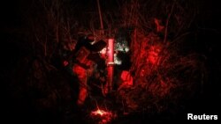 Ілюстраційне фото. Українські військові ведуть вогонь міномета на позиціях поблизу Часового Яру, листопад 2024 року