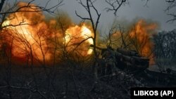 Українські військовослужбовці ведуть вогонь по російських позиціях поблизу Бахмуту Донецької області, 20 листопада 2022 року