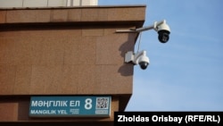 Астанадаги Вазирликлар уйи биноси ташқарисига ўрнатилган хитой ишлаб чиқарган кузатув камераси. (архив сурати)