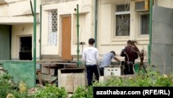 Türkmenistanda ýykylýan goşmaça otaglaryň biri.