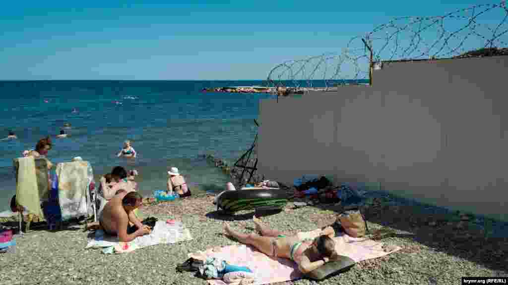 Tikenli qora artında - raatlıq bazası, oña yerli sakinler, Rusiye Qara deñiz flotu komandanınıñ hızmet daçası, deyler