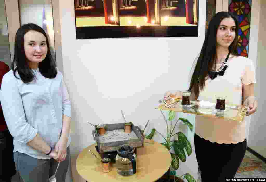 Официальная часть закончилась представлением чаепития у азербайджанцев и кофепитием у крымских татар