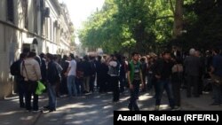 Перед зданием Суда по тяжким преступлениям, где идет процесс над активистами NIDA. Архивно-иллюстративное фото, май 2014. 