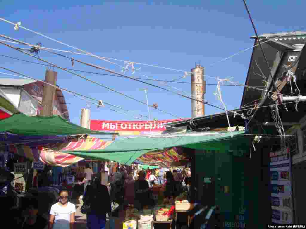 Повсюду висят такие обнадеживающие надписи &quot;Мы открылись...&quot;