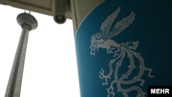 سیمرغ جشنواره فیلم فجر در کنار برج میلاد، محل برگزاری جشنواره