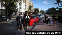 У Маямі людзі рыхтуюцца да эвакуацыі перад надыходам урагану «Ірма», 7 верасьня 2017