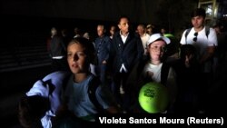 Люди після того, як раптово повністю зникло світло під час відкритого чемпіонату Мадриду з тенісу. Парк Мансанарес, Мадрид, Іспанія, 28 квітня 2025 року
