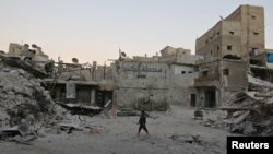 یکی از مناطق تحت تصرف مخالفان اسد در حلب که بر اثر حملات هوایی ویران شده است